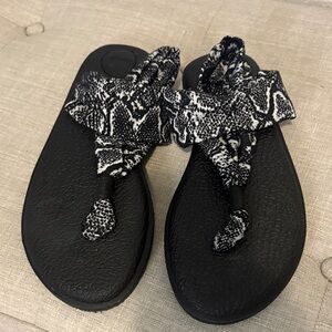 Sanuk Black and White snake print Women's yoga Sandals 8